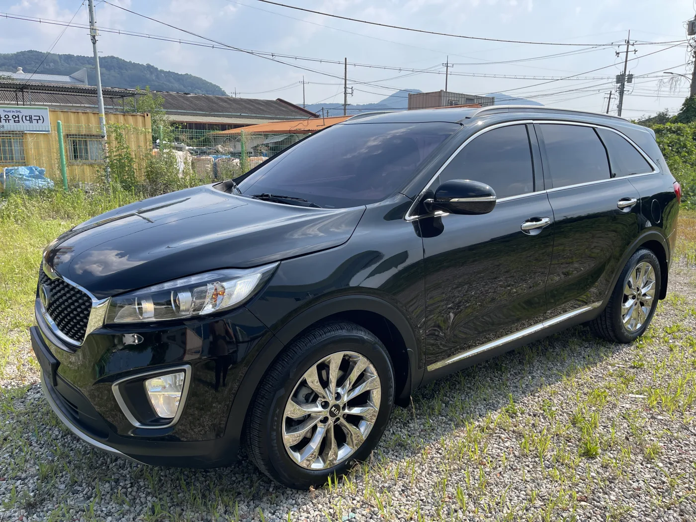 The vehicle before departure — black 7-seater Sorento