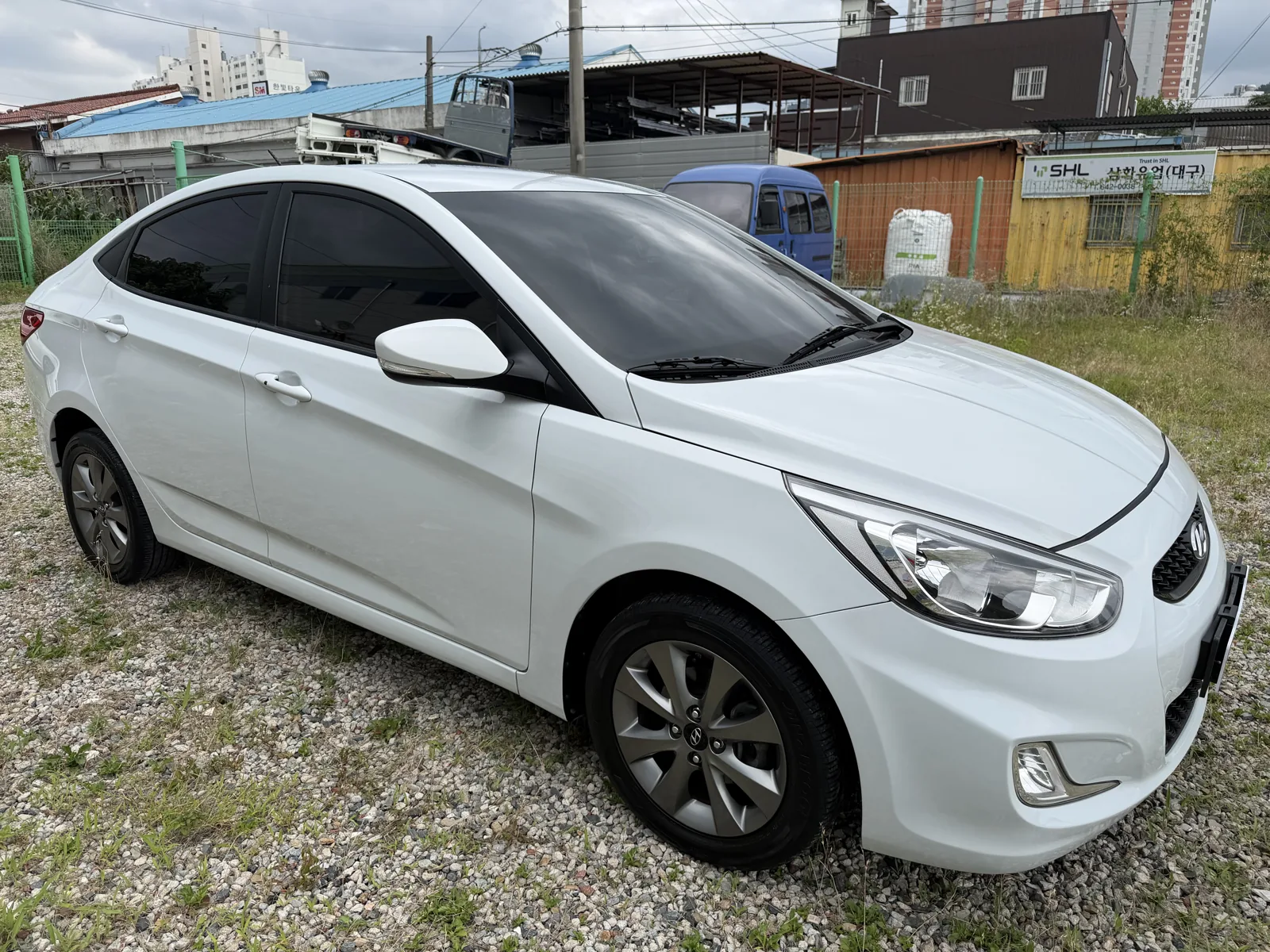 HYUNDAI ACCENT photo 8